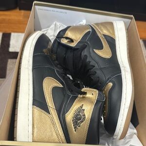 Nike Black and Gold Sneakers High-Top Classic